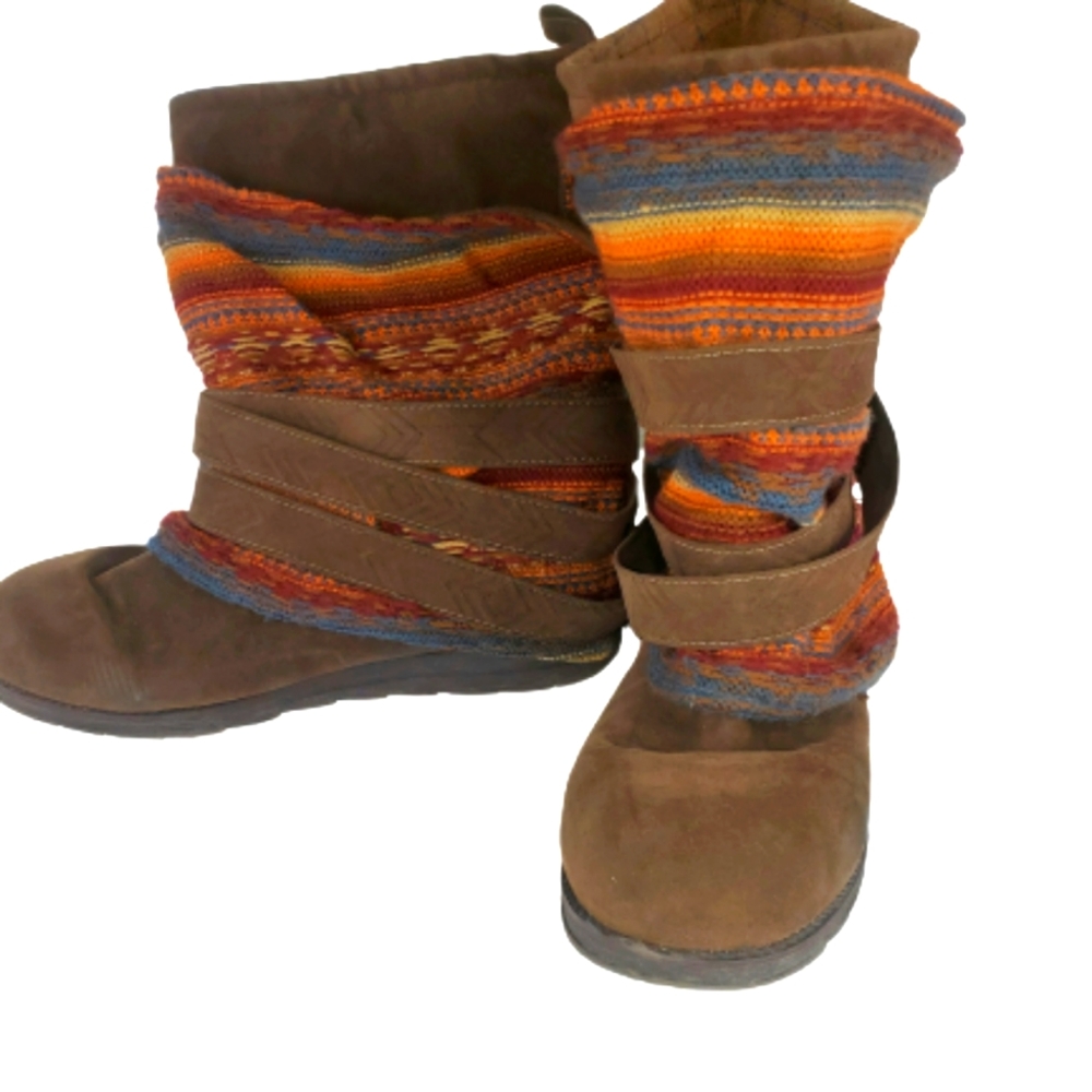 Muk Luks Slope Nikki,Belt Wrap and Sweater Knit Boots,Polyester Tricot Lining
